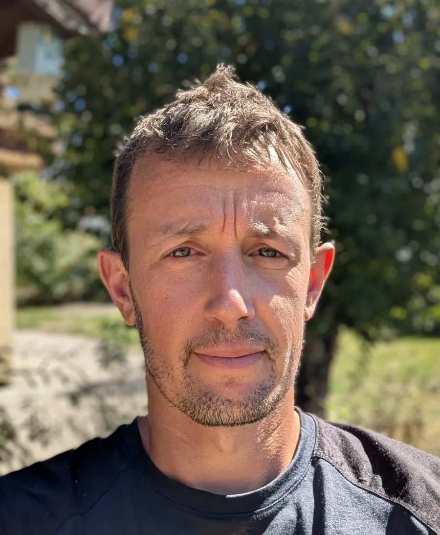 Jean, le créateur de Bois & Pixel, devant son jardin