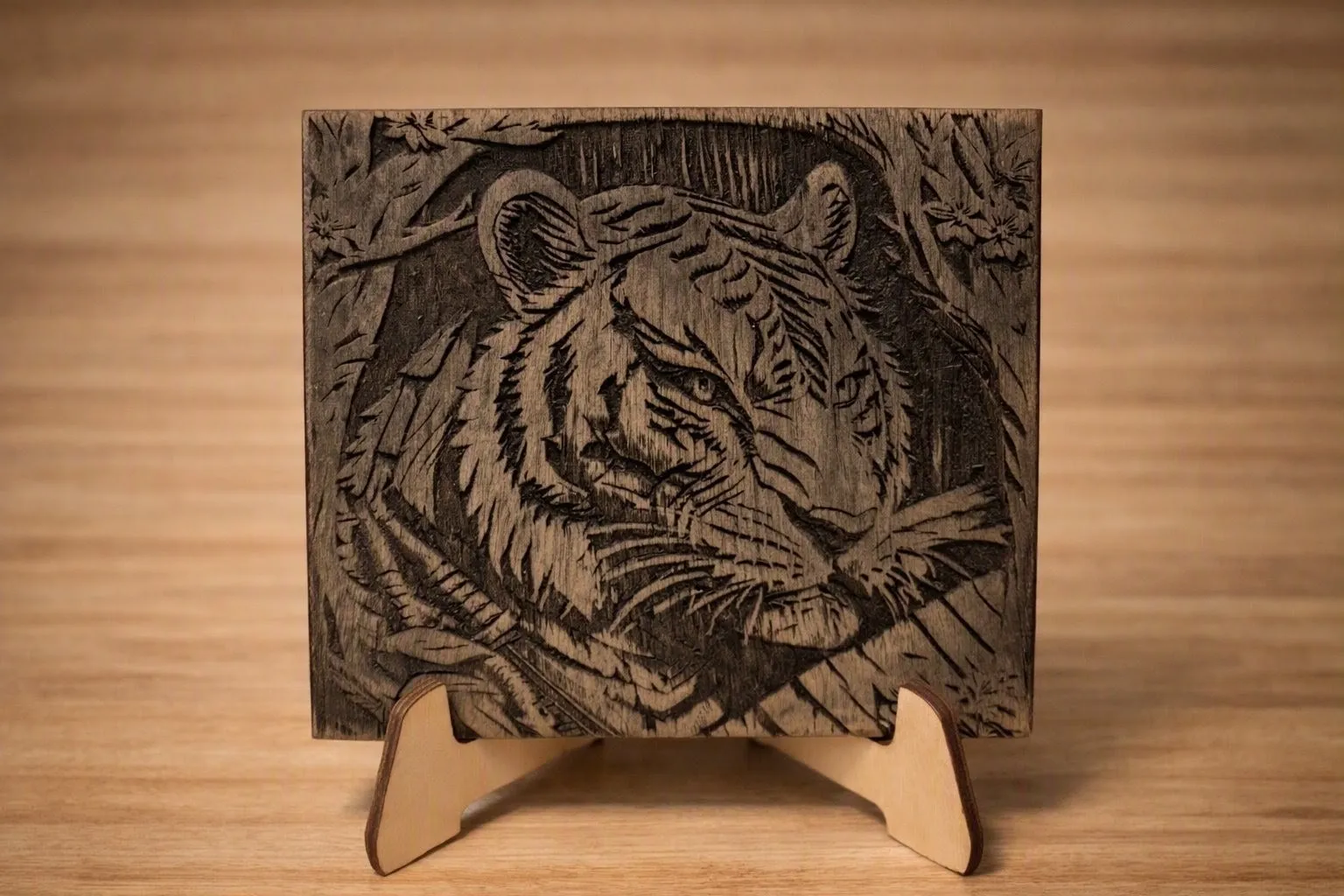 Tableau en bois peint gravé au laser représentant une tête de tigre dans la jungle
